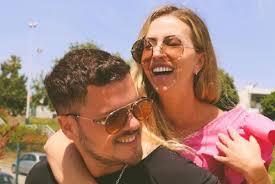 Her birthday, what she did before fame, her family life, fun trivia facts, popularity rankings, and more. Mickael Carreira Faz Juras De Amor A Laura Figueiredo Em Dia De Aniversario