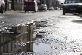 Rua Ensolarada Depois Da Chuva Reflexo Brilho Do Sol Em Pocas E Asfalto Molhado Asfalto Com Buracos Na Cidade Ou Aldeia Foto De Stock Imagem De Lama Conceito 164485206