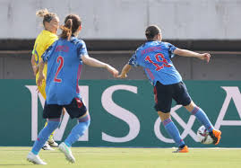 彼らはおしゃべり歩いて、楽しい時間を過ごした。 しかし、突然、イエティが、彼は家族を攻撃し、山の中で自分の小屋にドラッグしたかった木の後ろから出てきた。 彼はボールをつかむことができた。 彼は彼をつかんで、山に引っ張った。 家族全員が. Bnyfmr Kgjz38m