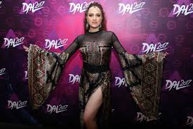 Tóth gabinak és a többi művésznek egyik napról a másikra szűnt meg a munkája. Szivszorito Video A Csalodott Toth Gabi Ezt Uzeni A Dal Dontoje Utan Hazai Sztar Femina