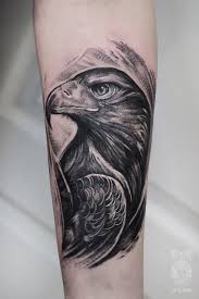Schwarzes Rabe Tattoo Am Oberarm Tattoo Motive Fur Manner Arm Tattoos Maennerfrisuren Club Rabe Tattoo Tattoos Manner Tattoo Motive Manner