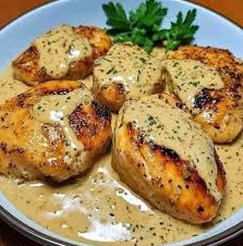 دجاج بالثوم الكريمي 🍗🧄 المكونات: 4 صدور دجاج بدون عظم، بدون جلد 2 ملعقة  كبيرة زيت زيتون 4 فصوص ثوم، مفروم 1 كوب مرق دجاج 1 كوب كريمة 1 ⁄2 كوب جبنة