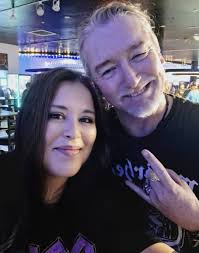 Happy Thursday folks here's a duet a did at the record factory in Glasgow  last night. I hope you enjoy listening 🎤 🎧 🎶 this is part of battles I  did and performed.