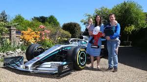 Er interessierte sich bereits im alter von sechs jahren für den motorsport, als sein vater anthony hamilton ihm ein ferngesteuertes auto kaufte. Hamilton Verschenkt Formel 1 Auto Die Bewegende Geschichte Formel 1