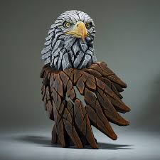 Hij heeft een gele snavel en zwarte ogen. Edge Sculpture Amerikaanse Zeearend Buste Avonturiashop