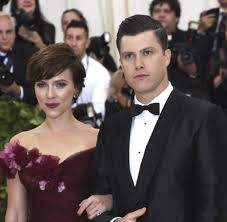 Colin jost (born june 29, 1982, staten island, new york) is an american stand up comedian, screenwriter, and head writer for saturday night live. Scarlett Johansson Und Colin Jost Haben Sich Verlobt Welt
