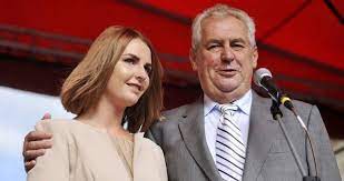 V červenci zemanův fond šekem na 164 tisíc korun podpořil pro změnu matky samoživitelky, jejichž děti se potýkají s vážnými. Kate Zemanova V Londyne Ma Dluhy Tak Si Vydelala U Burlesek Blesk Cz