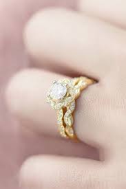 Engagement Ring Tips This Will Enable You To Work Your Aesthetic To The T Vintage Halo Diamond Engagement Ring Wedding Rings Vintage Diamond Engagement Rings
