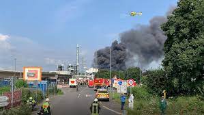 Feuerwehr und luftmesswagen sind im einsatz. R3iksk 38xpwnm