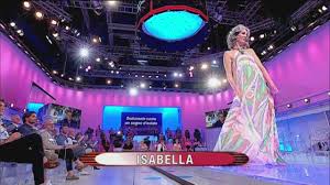 O finge per continuare ad occupare quella sedia in televisione, o è inutile che continui a far venire uomini a corteggiarla se sa già di essere. Uomini E Donne La Sfilata Di Isabella Critiche Di Gemma Video Witty Tv