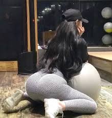 Mỹ nhân vô danh mặc legging ra đường đẹp xuất sắc chuyên ngồi xổm để nở  hậu