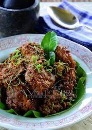Meskipun masakan ini khas disajikan saat lebaran, tak ada salahnya menyajikan hidangan istimewa ini di meja makan di luar lebaran. Rendang Ayam Pencen Dapur Tanpa Sempadan