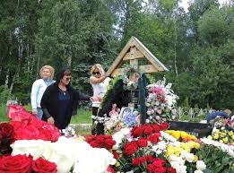 Сюда пришли близкие, друзья и поклонники творчества певицы. Zhanna Friske Umiraet Pohorony Pamyatnik Na Mogile Zhanny Friske