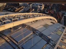 Globen uttal (officiellt ericsson globe, 2 tidigare benämnd stockholm globe arena) är en arena belägen i globenområdet i stadsdelen johanneshov i stockholm.den invigdes den 19 februari 1989 och är världens största sfäriska byggnad. Skyview Und Ericsson Globe In Stockholm Fotos Schwedentipps Se