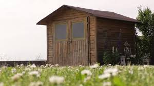 Gartenhaus Neu Streichen Grundieren Und Lasieren Anleitung Diybook De In 2020 Gartenhaus Garten Haus