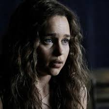 "Above Suspicion"-Trailer: Emilia Clarke gegen FBI auf Netflix