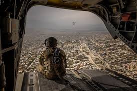A us soldier is pictured aiming his image of british citizens and dual nationals residing in afghanistan being evacuated from afghanistan to the uk. Afghanistan Wenn Die Trauben Reif Sind Bin Ich Weg