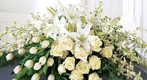 Il bianco è un classico i gigli sono uno dei fiori più popolari per le composizioni floreali, grazie alle loro grandi e vistose fioriture i fiori sono piccoli e bianchi con cinque petali sottili. Addobbi Floreali Onoranze Funebri Faldon