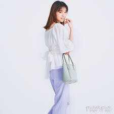 西野七瀬はリボンつきブラウスで後ろ姿まで抜かりなく 毎日コーデ 2021 トレンド ファッション ブラウス