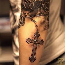 Dieses Kreuz Tattoo Das Einen Beliebten Teil Der Tintenwelt Schlagt Seit Es Erfunden Wurde Das Kreuz W Kreuz Tattoo Kreuz Tattoo Manner Kreuz Tattoo Oberarm