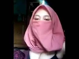Wanita berjilbab ini melihat jalan raya tawangmangu yang menjadi sepi kecuali mobil yang berseliweran. Sma Viral Jilbab Full Video Http Zo Ee 6bqit Wapbold Com