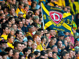 Vor allem die auf ebay angebotenen trikots sowie extra fußbälle vom verein sind sehr gefragt. Dynamo Dresden Kampft Gegen Den Schlechten Ruf Seiner Fans Sc Freiburg Badische Zeitung