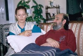 Birçok dizi ve filmde yer alan oyuncu, yaşlılığa bağlı nedenlerden dolayı hayatını kaybettiğı belirtildi. Bizimkiler Dizisinin Cemil Inden Mesaj Var Son Haliyle Uzen Ugurtan Sayiner In Saglik Durumu Nasil Galeri Takvim