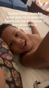 Niño Enojado Porque No Se Puede Quitar Los Calcetines