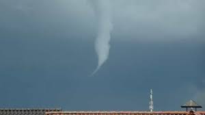 What is a tornado and how do tornadoes occur? Tornado Beschadigt 90 Gebaude In Belgien Kirchturmspitze Abgerissen Stern De