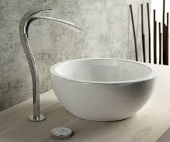 Für die dusche gibt es duschkörbe, duschvorhänge, glaswischer oder haltegriffe. Runde Waschbecken Im Badezimmer Die Wirklich Cool Sind Badezimmer Waschbecken Armaturen Bad