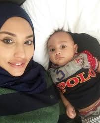 Hangat apabila aktres sensasi, zarina anjoulie dan bekas suaminya berperang di laman instagram. Biodata Dan Latar Belakang Pelakon Zarina Anjoulie Iluminasi