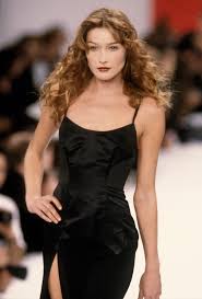 Model carla bruni walks the catwalk at the versace high fashion show (circa 1993) in paris, france. Supermodels Of The 1990s Famous 90s Models Who Ruled The Runways