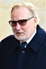 Skončila tam kvůli ilegálnímu přechodu státních hranic, který s ní coby tříletý absolvoval. Jiri Stepnicka Wikipedie