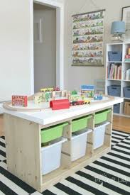 This Train Table Using The Ikea Trofast Is A Great Ikea Toy Storage Hack Via The Crazy Craft Lady In 2020 Kinder Zimmer Kinderzimmer Ikea Spielzimmer