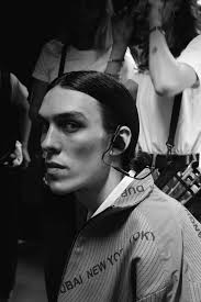 Andrea Crews redéfinit le style du businessman d'aujourd'hui