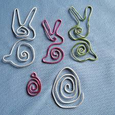 Ein weihnachtsengel, aus blumendraht gebogen und mit einem einfachen kleid angezogen, das mit heftstichen genäht und mit füllmaterial für auch aus dem buch „weihnacheten mit den landfrauen ist diese idee mit dem engel aus draht. Osterhase Aus Aludraht Ostern Osterhase