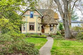 321 N Main St Ashland Or 97520 Mls 2976388 Zillow Dream House Exterior Old House Dreams House