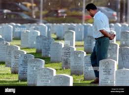Für die meisten Beschäftigten Friedhof hier am Golden Gate National  Cemetery Bestattungen der Veteranen ist eine Ehre. Sie siedelten 600  Tierärzte und Familienmitglieder in den Boden allein im vergangenen Jahr.  Nach einem