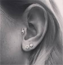 piercing ohr tragus schone 34 ideen e a r ideen ohr piercing schone tragus ohrpiercing tragus piercing ohr ohrringe piercing
