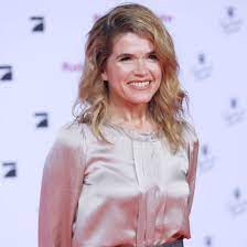Anke engelke wurde 1965 im kanadischen montreal geboren. Anke Engelke Ihr Mann Und Ihre Kinder So Lebt Die Komikerin Privat Cosmopolitan