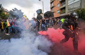 El narcotráfico y la violencia de las farc han marcado a generaciones de colombianos y muchas veces han llevado a su ciudadanía a manifestarse en las calles. Hqzamlyanqmmjm