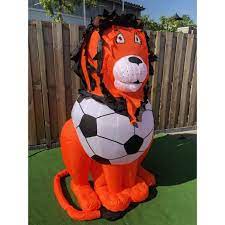Met dit mooie doek geef je een super gave safari sfeer aan je tuin! Oranje Leeuw Opblaasbare Leeuw