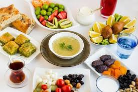 Menjelang waktu berbuka puasa, meja makan di rumah anda sudah penuh oleh berbagai macam makanan buka puasa, mulai dari makanan ringan untuk takjil, hingga makanan berat. Vuafjovoj Wv1m