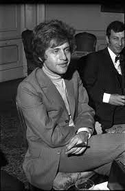 Mode des années 70 : aperçu des belles tenues que portait Joe Dassin  lorsqu'il était populaire