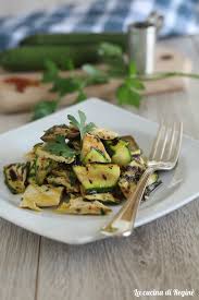 Se volete soddisfare il palato di grandi e piccini, preparate un primo piatto freddo leggero e gustoso. Insalata Di Pollo E Verdure Grigliate La Cucina Di Regine