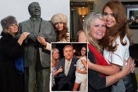 His first wife, margaret dawson, was together with les from 1960 until the day she died on 15 april 1986 from cancer. Les Dawson S Daughter Plea In To End Family Feud For 20th Anniversary Of Comedian S Death Mirror Online