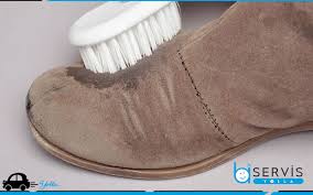 Parkeye sıvı yağ döküldü, prille sildim ama hala kayıyor, nasıl geçer kayganlığı, kaygan parke nasıl temizlenir ? Dogal Yollarla Ayakkabidaki Yag Lekesini Cikarma