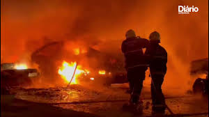 O galpão está localizado na estrada do aderno. Incendio Atinge Casa E Carros Em Condominio De Luxo No Eusebio Seguranca Diario Do Nordeste