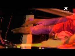 Bollani esegue magistralmente alla scala di milano, in un bis in trio con il contrabbassista e il batterista della filarmonica, autumn leaves di joseph kos. Stefano Bollani Samba E Amor Live Youtube