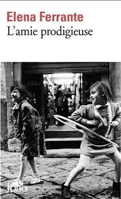 A La Fin Des Annees 1950 Elena Et Lila Vivent Dans Un Quartier Defavorise De Naples Malgre Des Etudes Brillantes Lila Aban Elena Ferrante Idee Lecture Livre